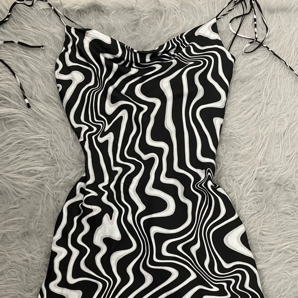 Black and white Zara silky dress - Picture 1 of 4